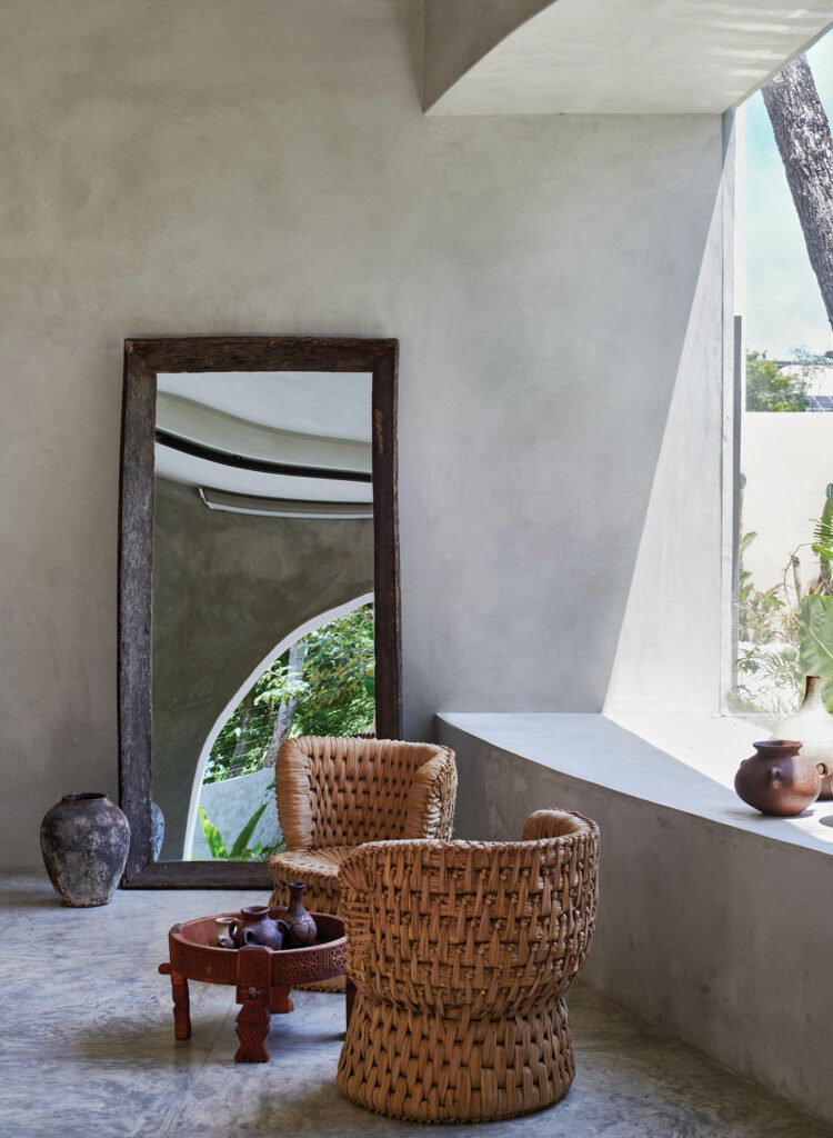 一对手工长椅提供客厅