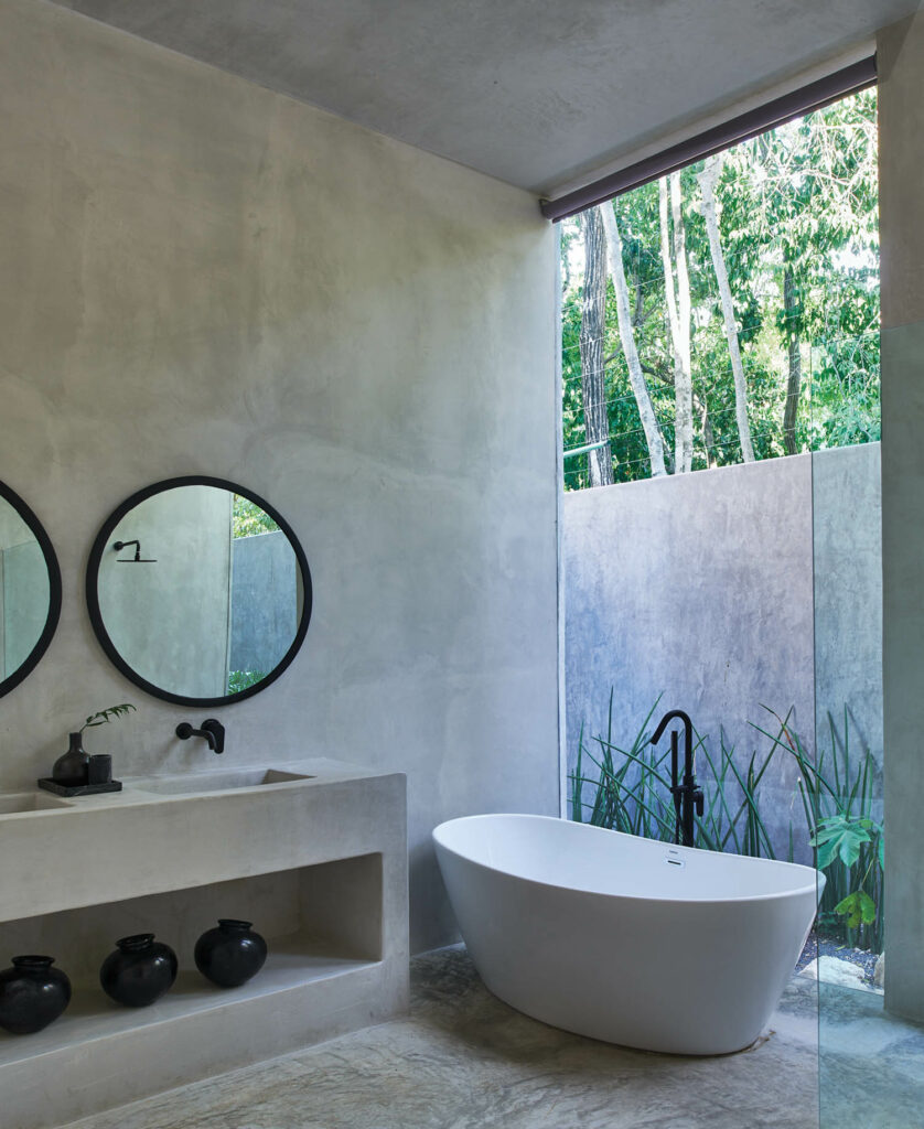 浴缸固定花园套房的卫生间 部分嵌入玻璃