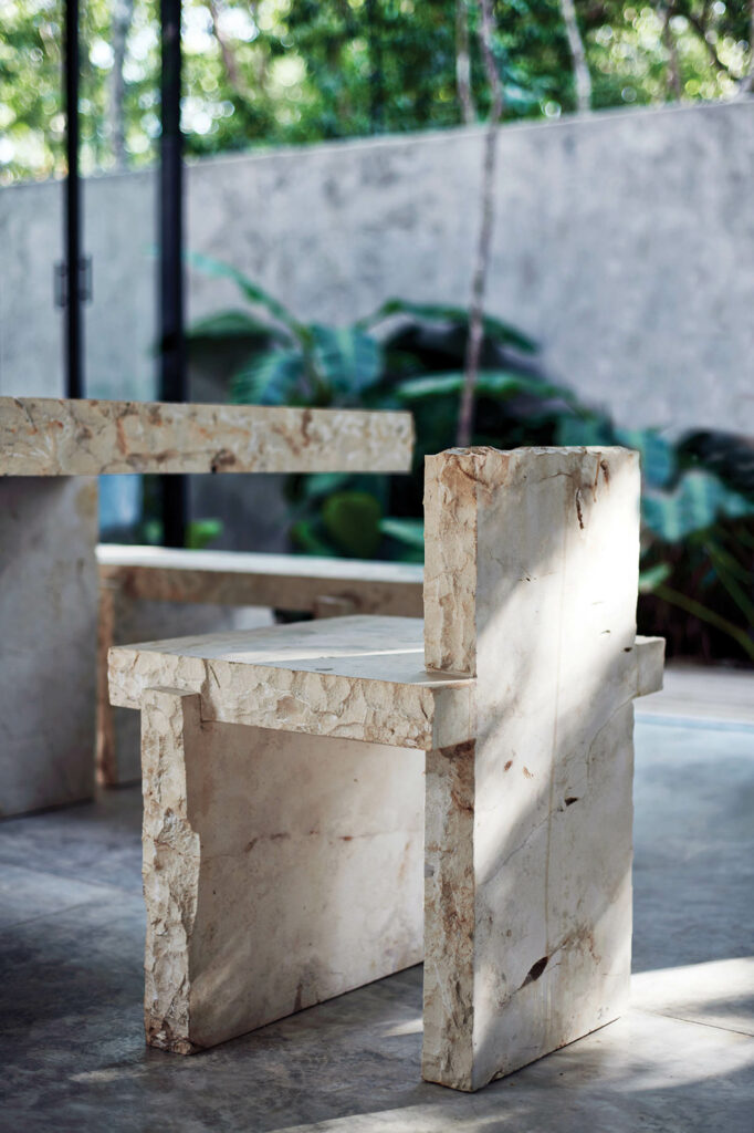 三块石灰石组成每张餐椅