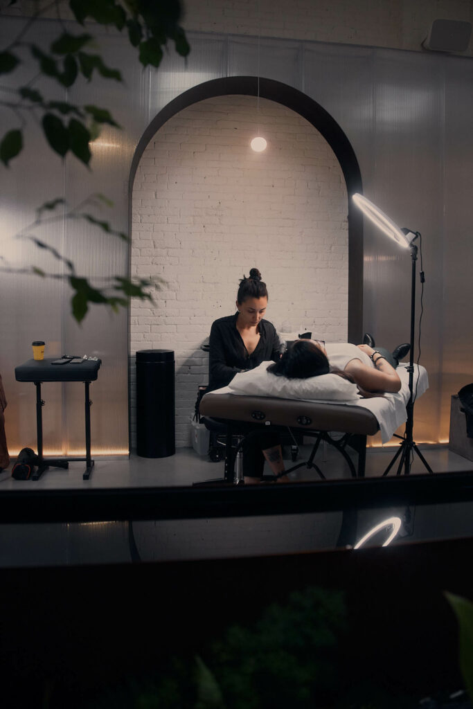 Atirel EVA公司一个纹身画家