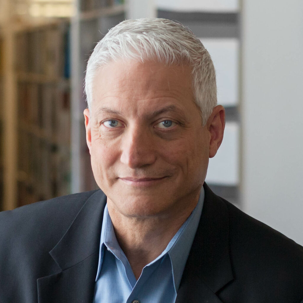 Guy Geier穿蓝衬衣