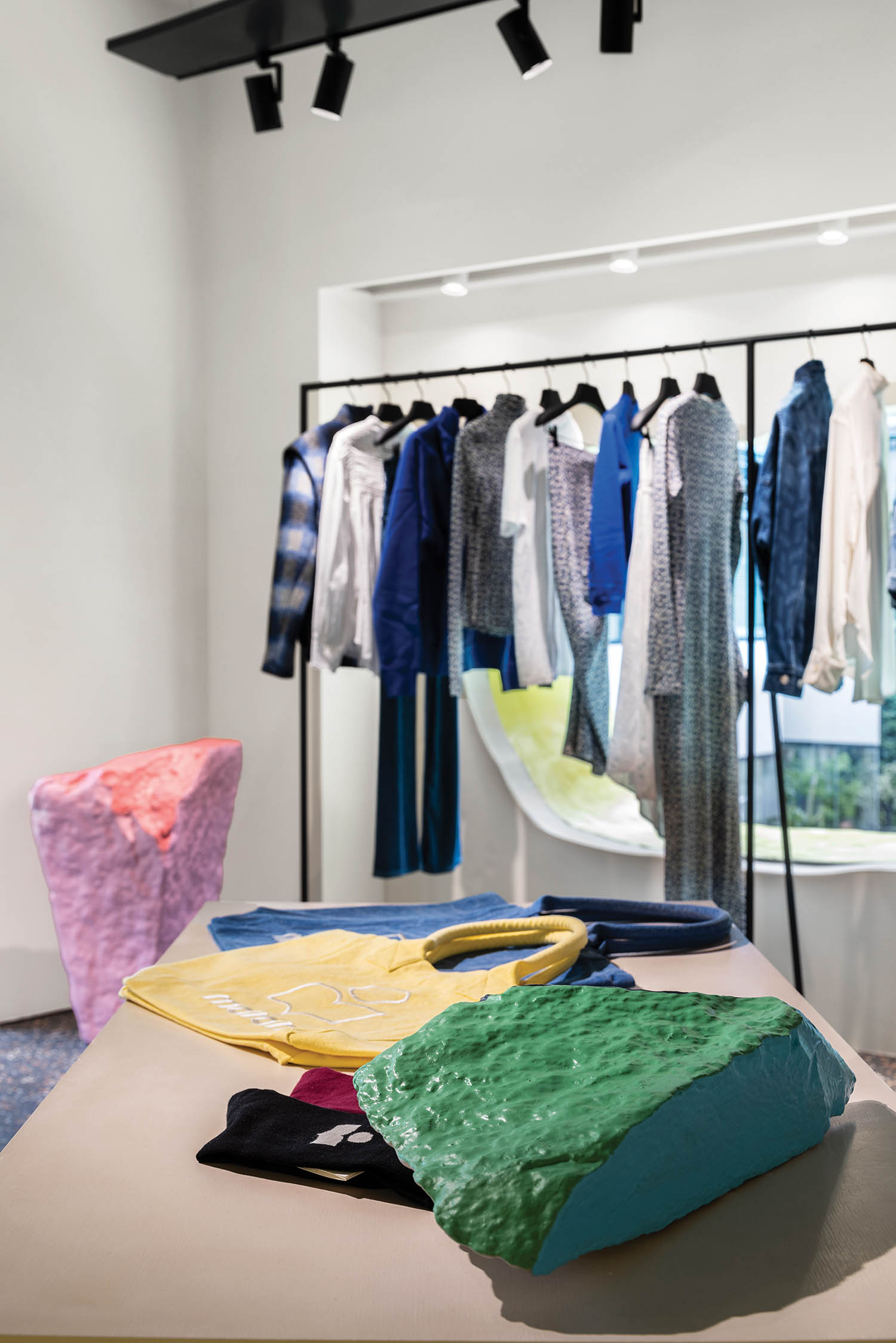 伊莎贝尔马兰特机架上的衣服