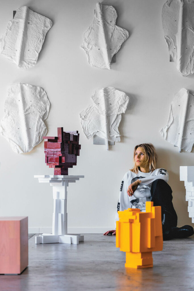 KajsaWillner坐在地上,旁听她的作品