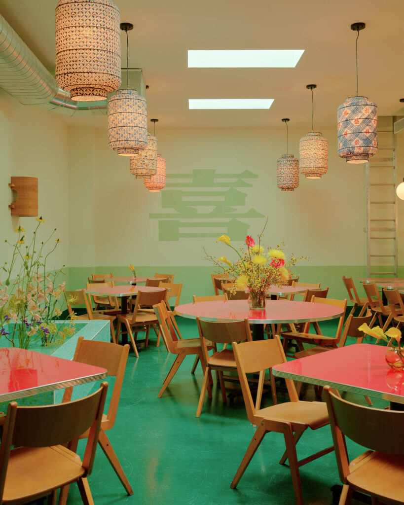 带老式指纹的lanters悬置在有红表和绿楼的进食区