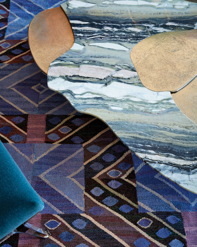 咖啡桌布满蓝色边