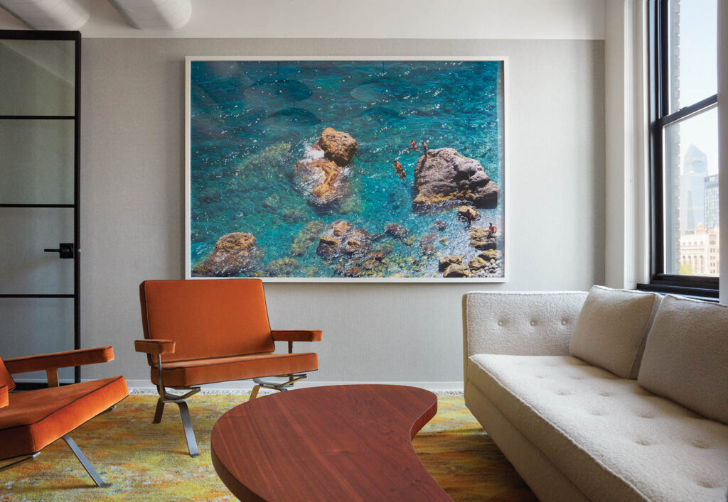 带奶油沙发的会议室 木咖啡桌和橙色椅子