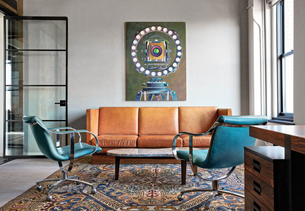 办公室铁臂椅旁的棕色皮沙发