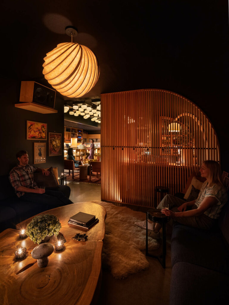 灯从天花板描述