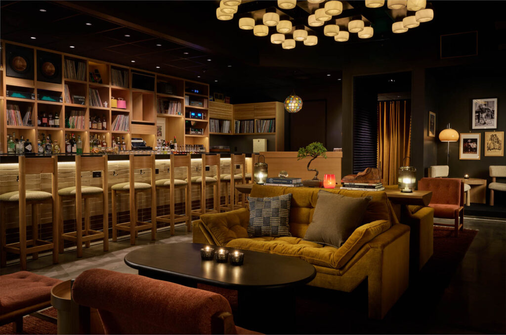 由低沙发环绕的栏