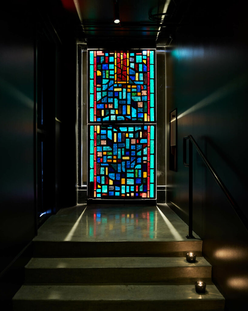 条内有染玻璃窗