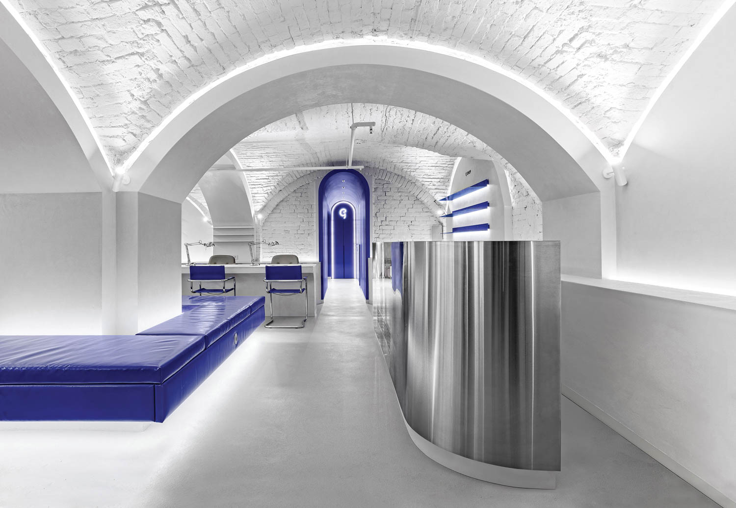 白走廊配有金属口音