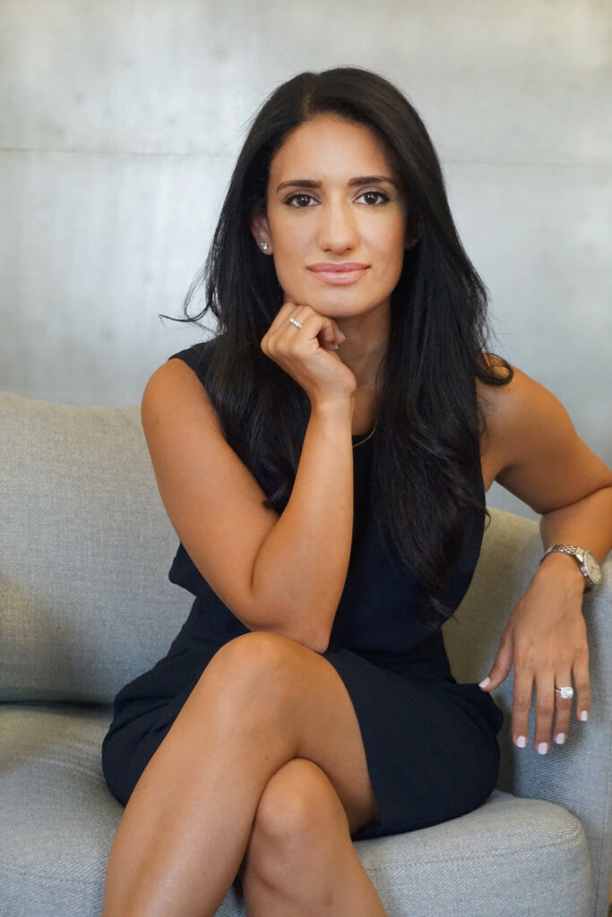 穿黑裙子的Tiffai Rafii