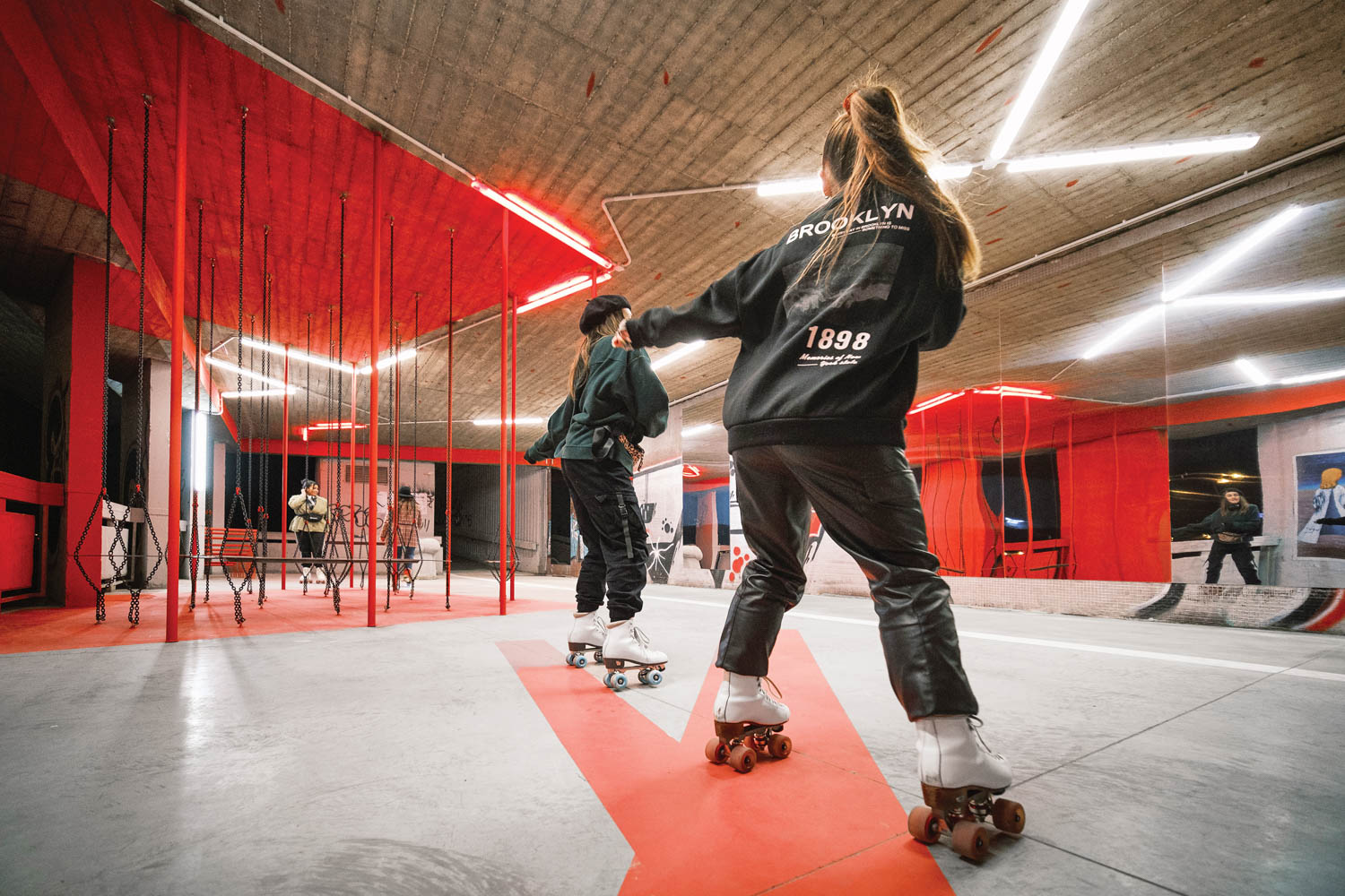 滑雪公园内玩滑板的女孩