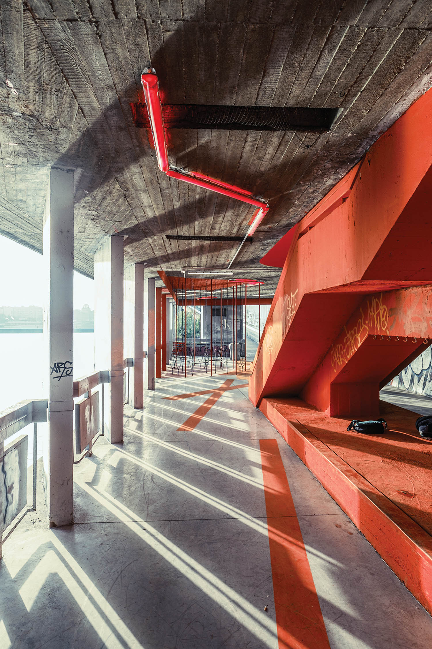 滑板公园内红色楼梯