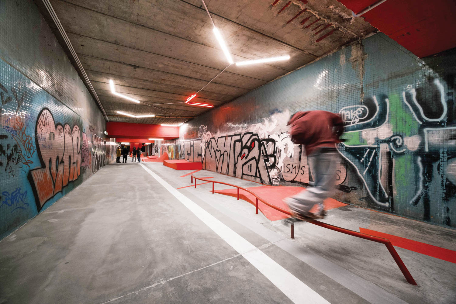 人上红色滑板斜坡