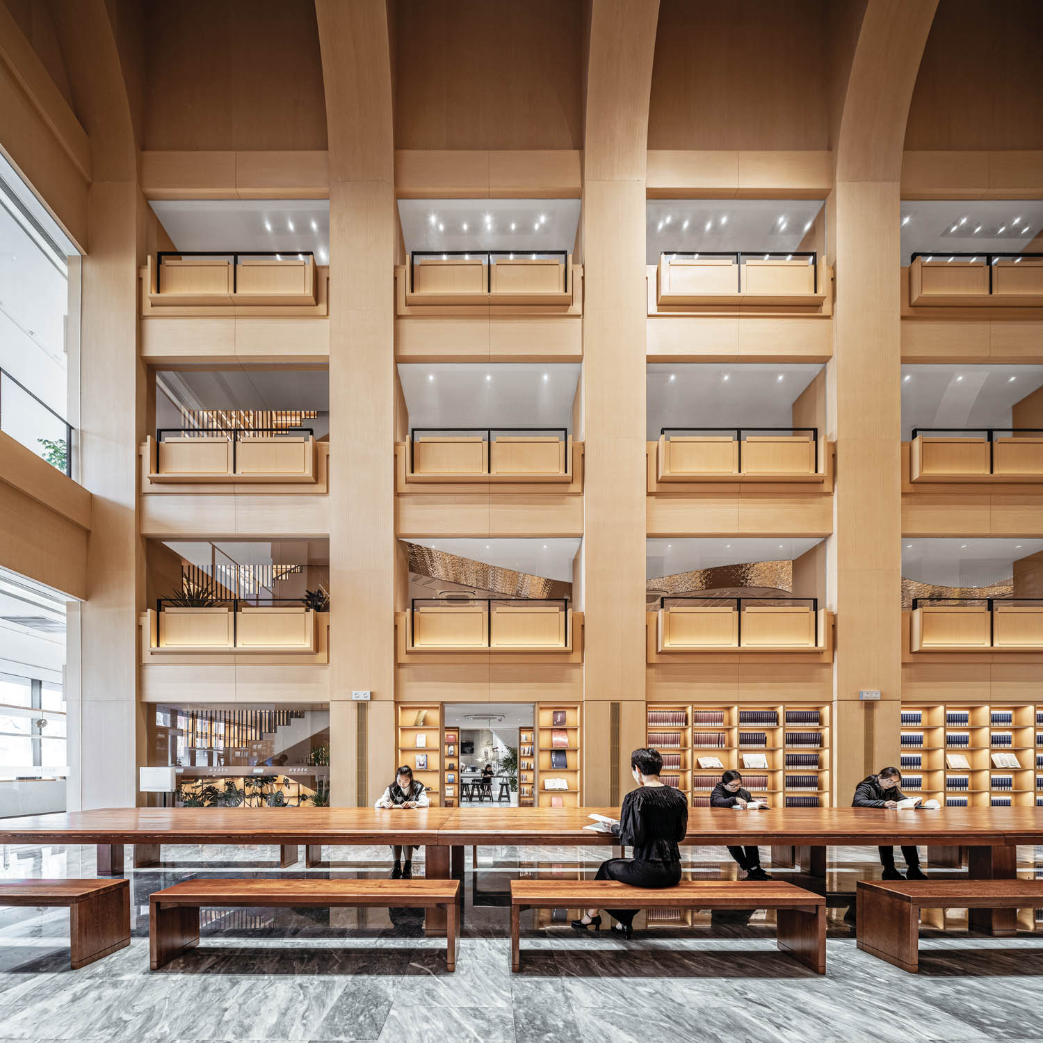 奇川图书馆院子 人手搭建木板