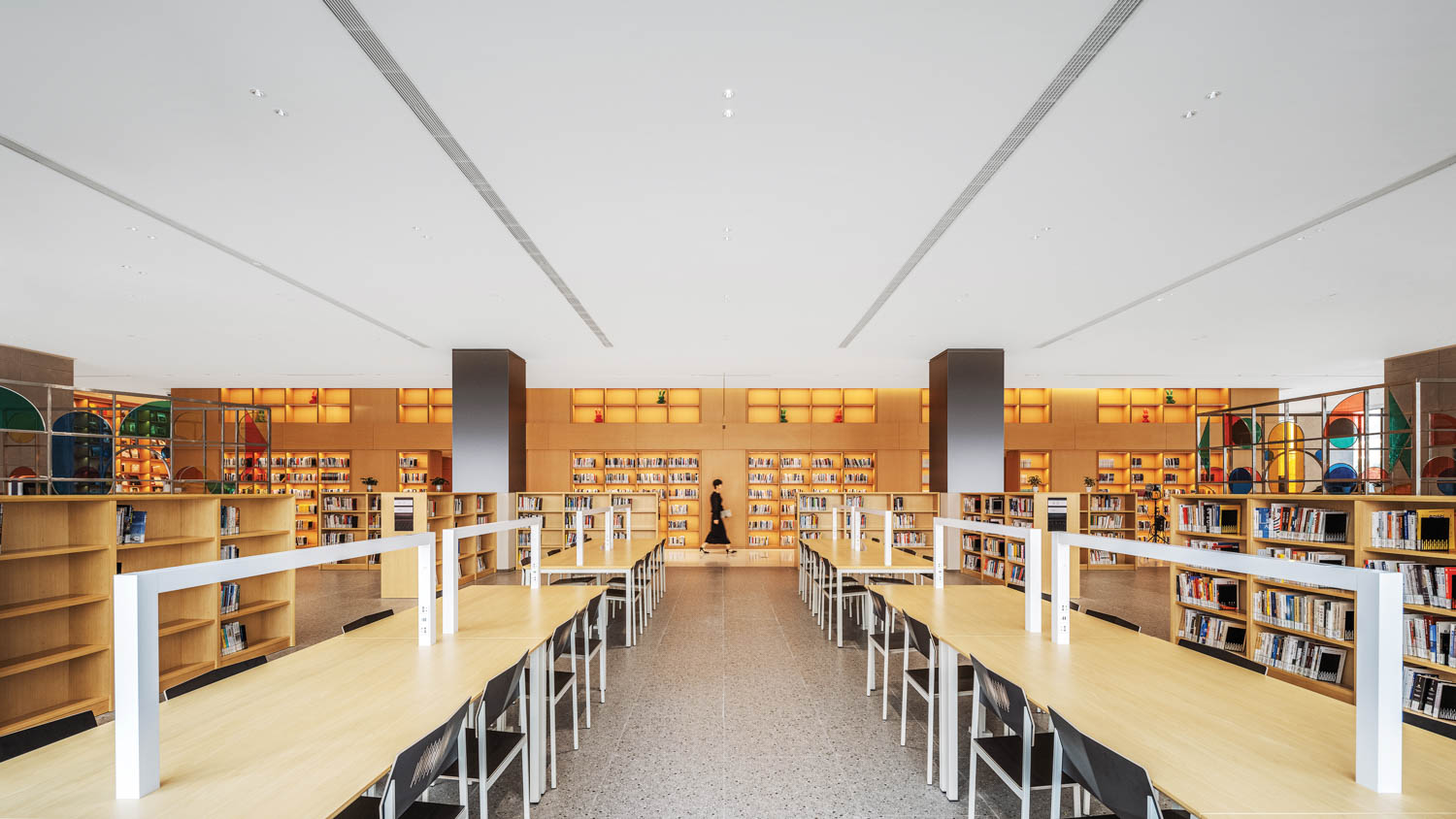 一个女人走过二楼阅读区