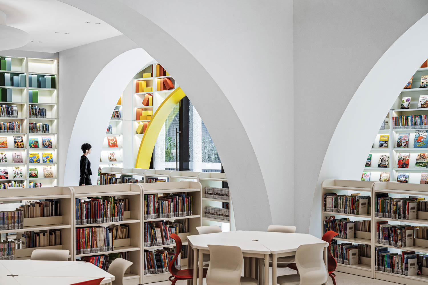 底层石膏拱门回声