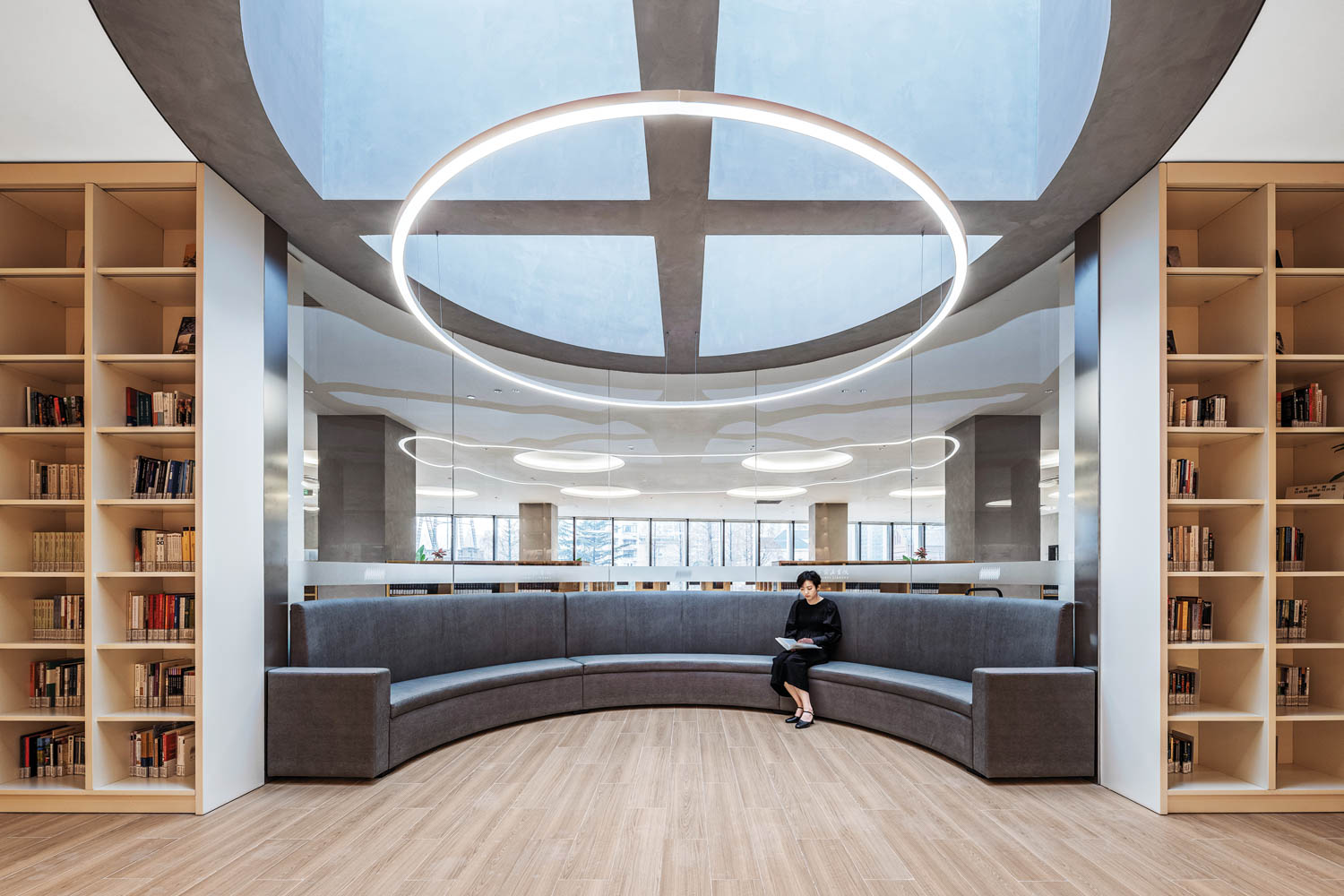 三楼休息室环形天窗下数列曲展