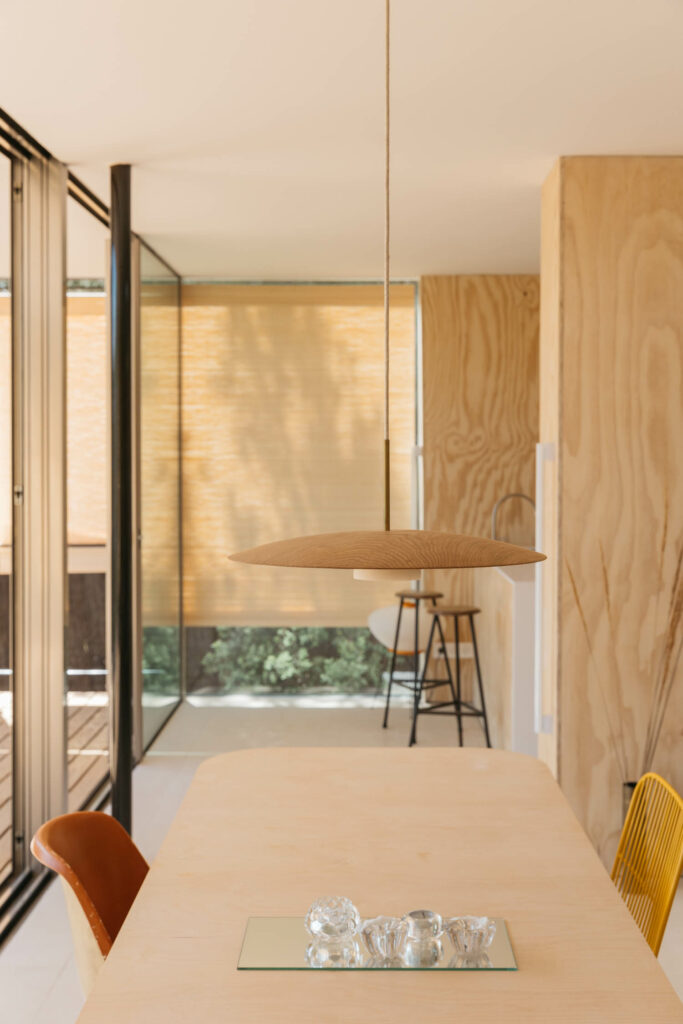 带两个黑凳子的木线室