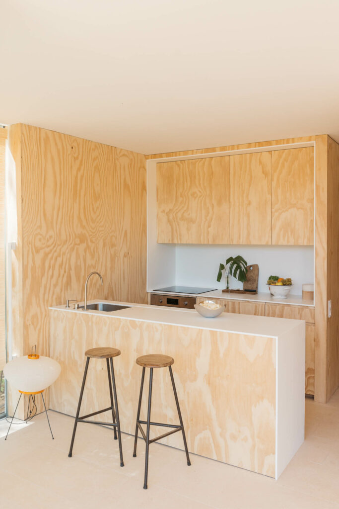 厨房小岛用木头和两凳