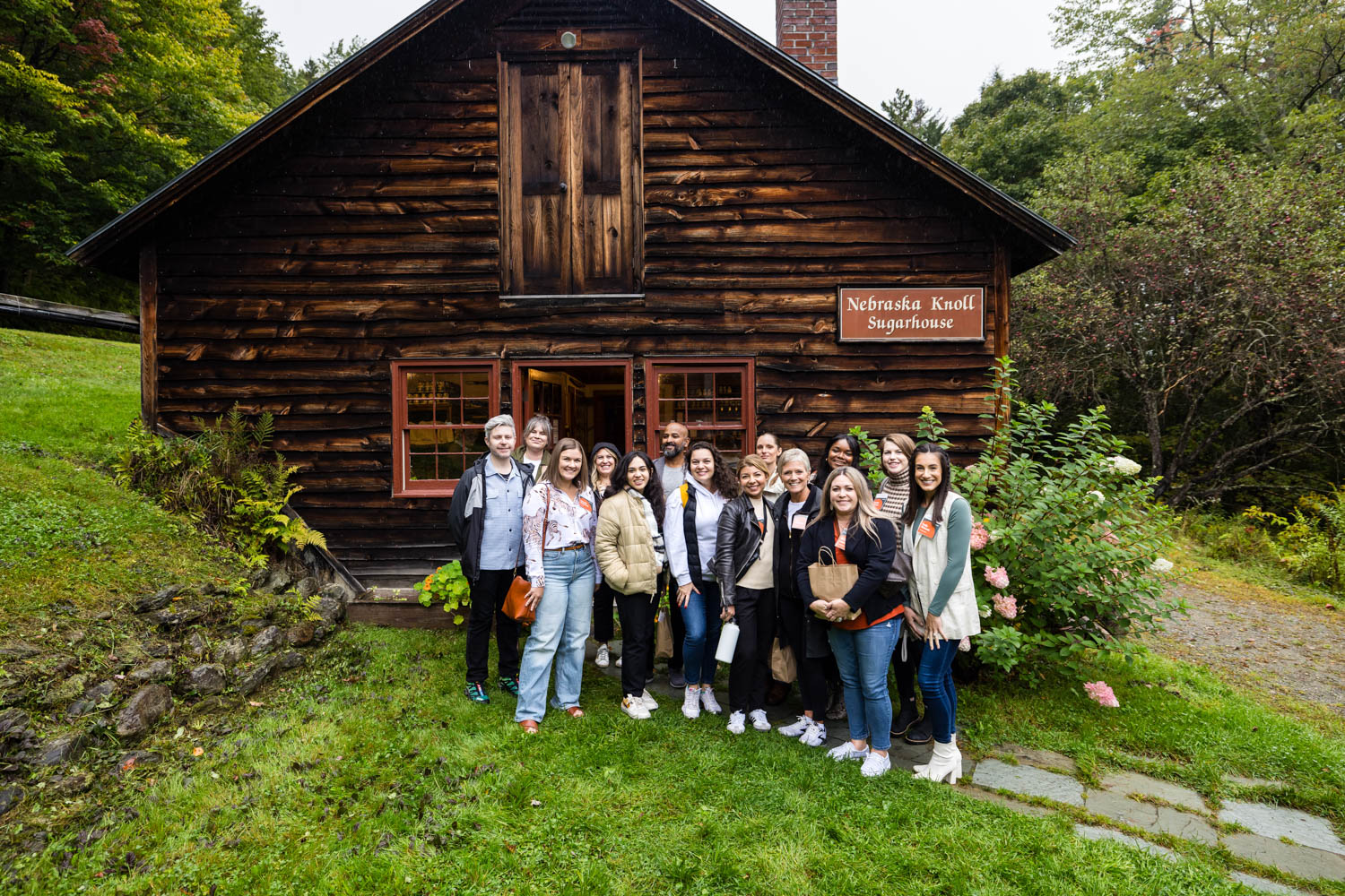 一组站近木制谷仓