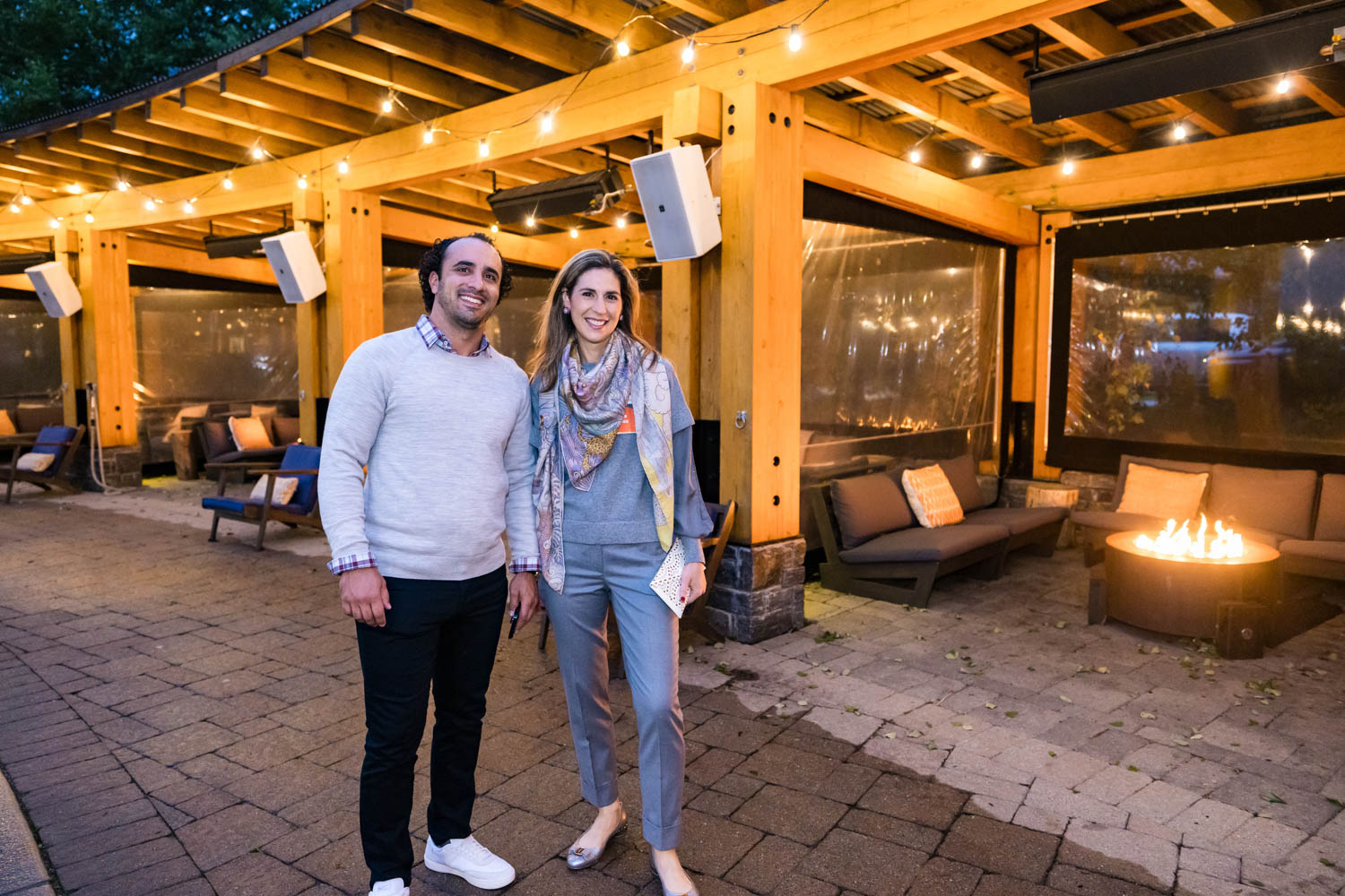 一男一女站在带暴露木束的房间