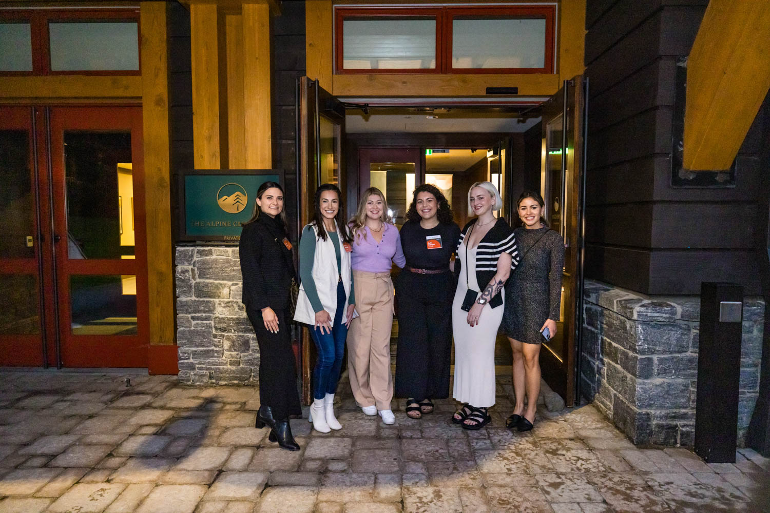 一群人站在门前