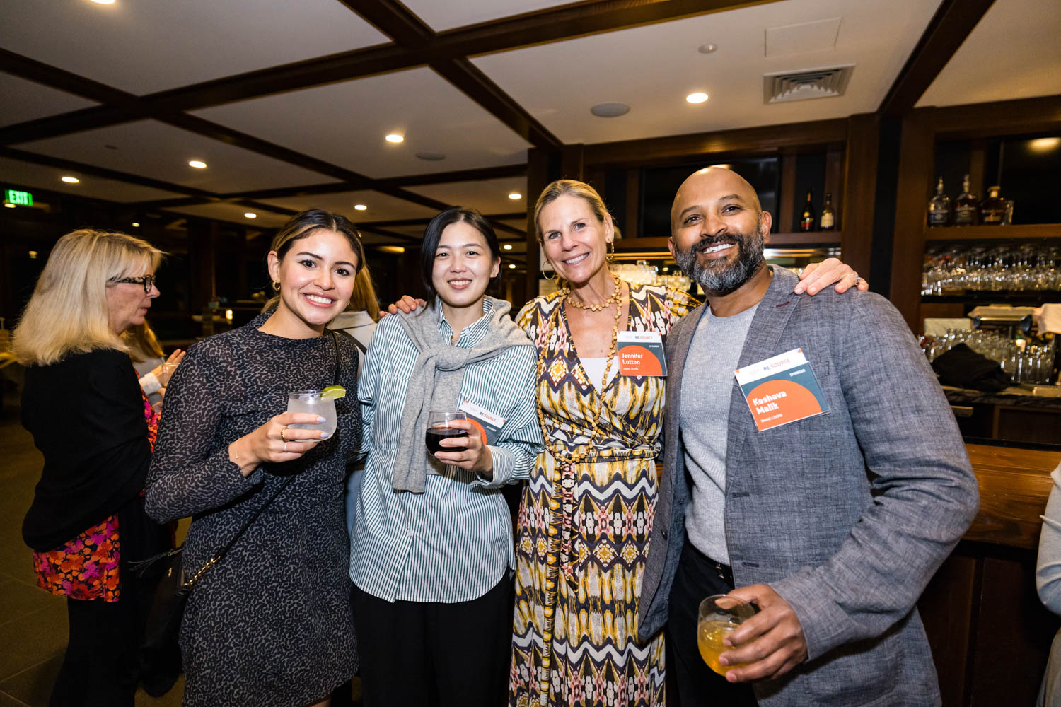 一组设计师连接 re:Source