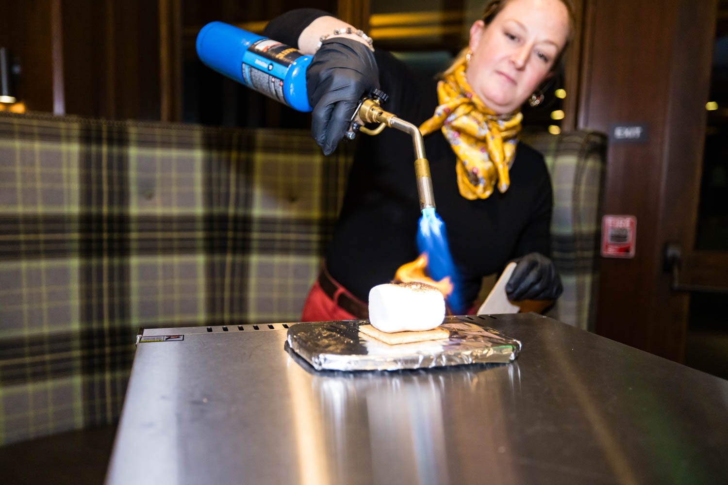 一个女人为s'mores点燃沼泽