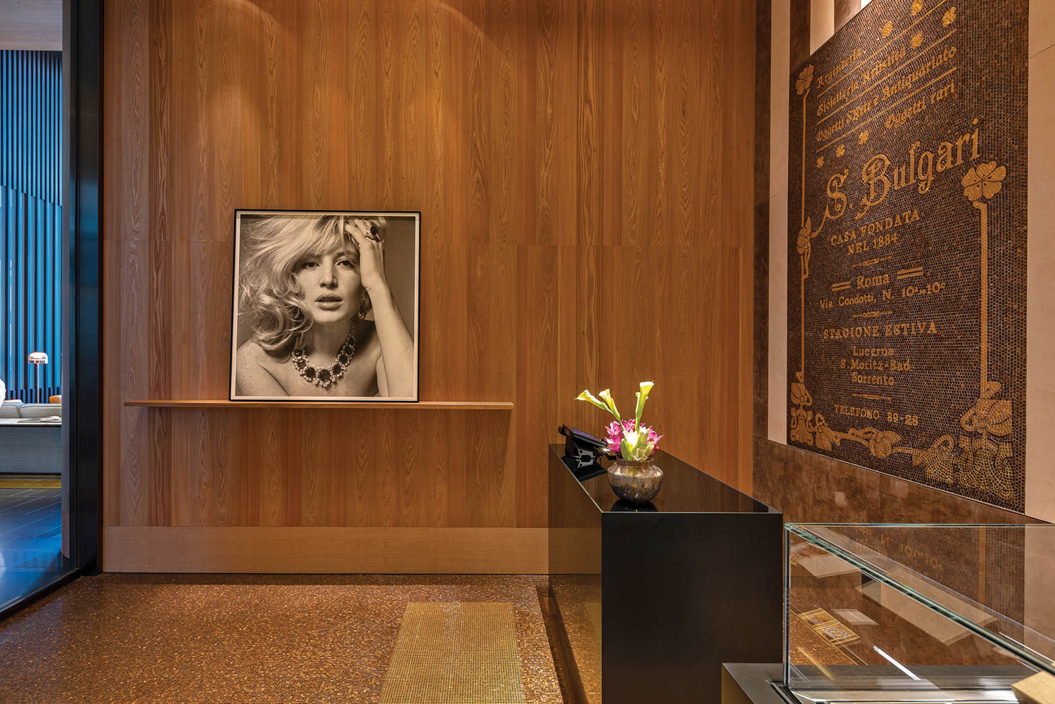 东京宾馆前台旁一位妇女肖像