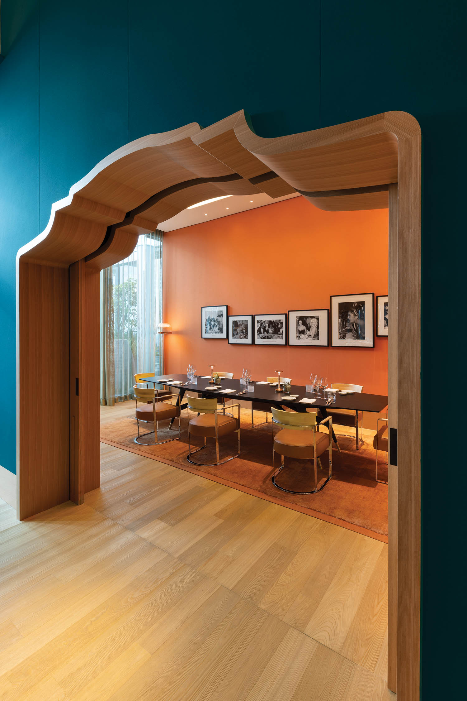 会议室内会议表 并有拱门