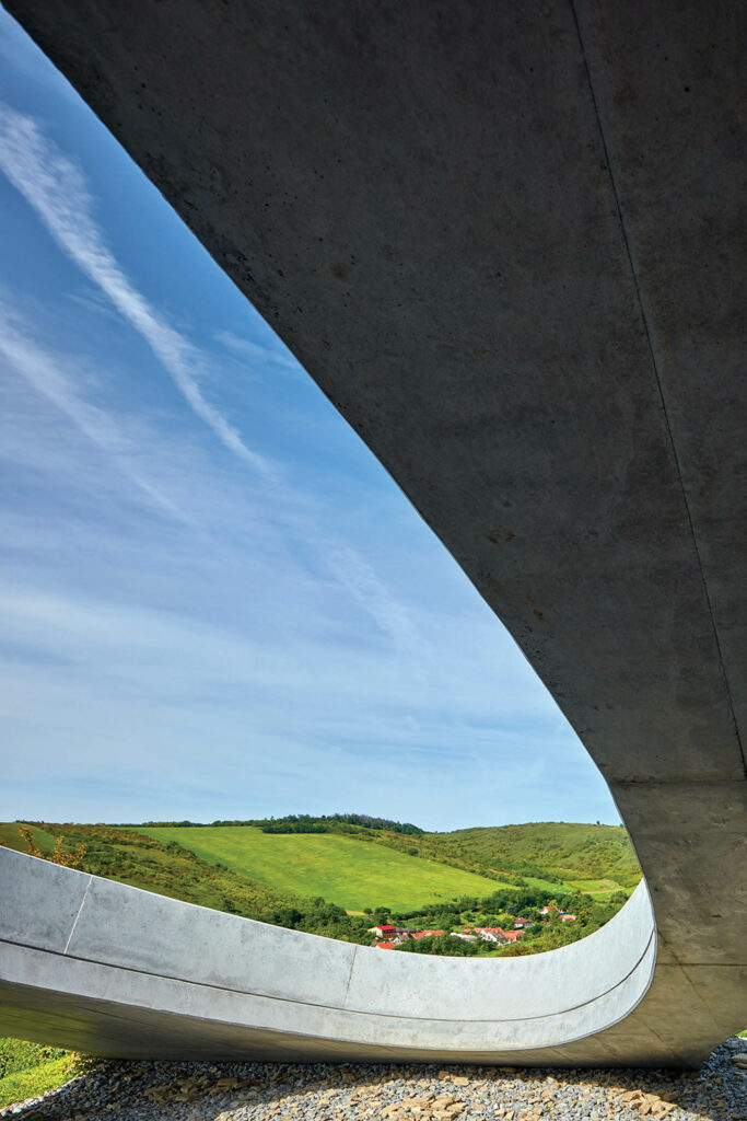 构造中加固混凝土曲线剖面图 内建捷克葡萄酒厂