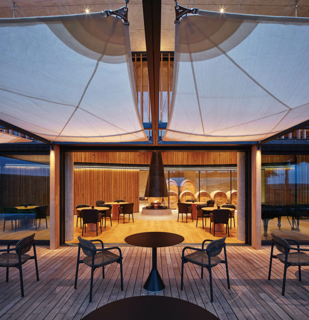 餐厅和GurdauWinery平台夜间点亮