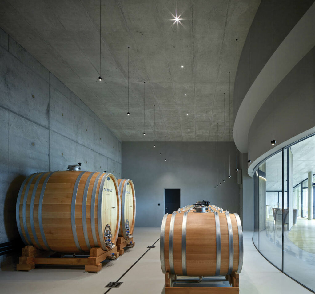 存储室装满酒桶