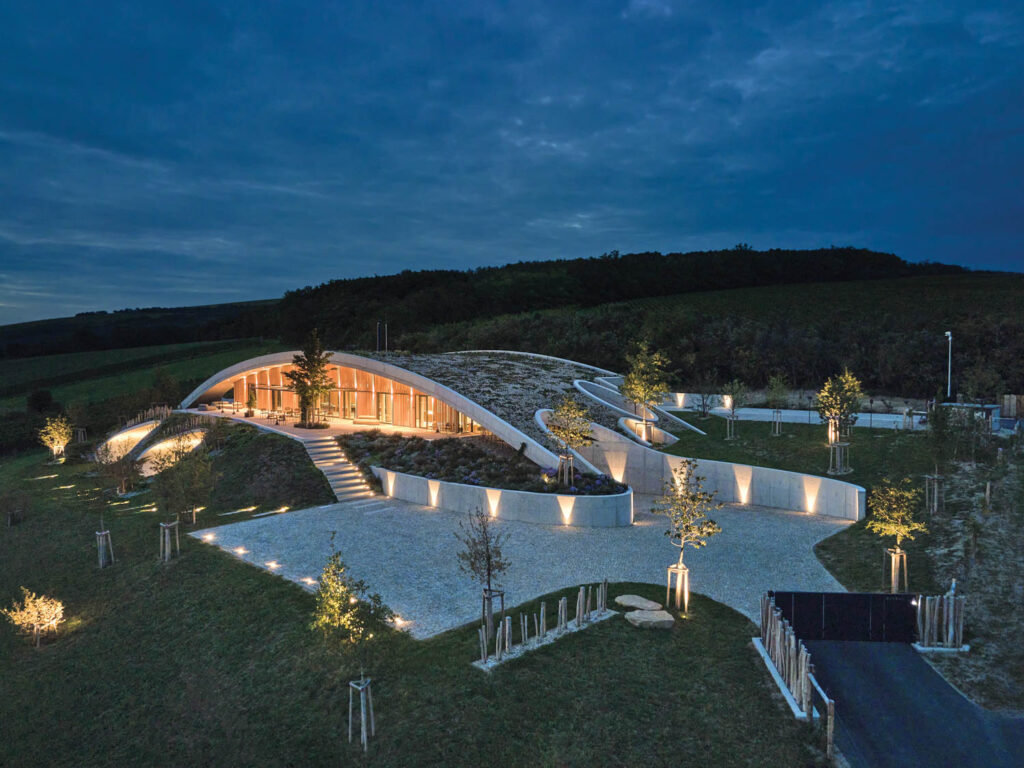 Gurdau酒厂外部夜间点亮与风景