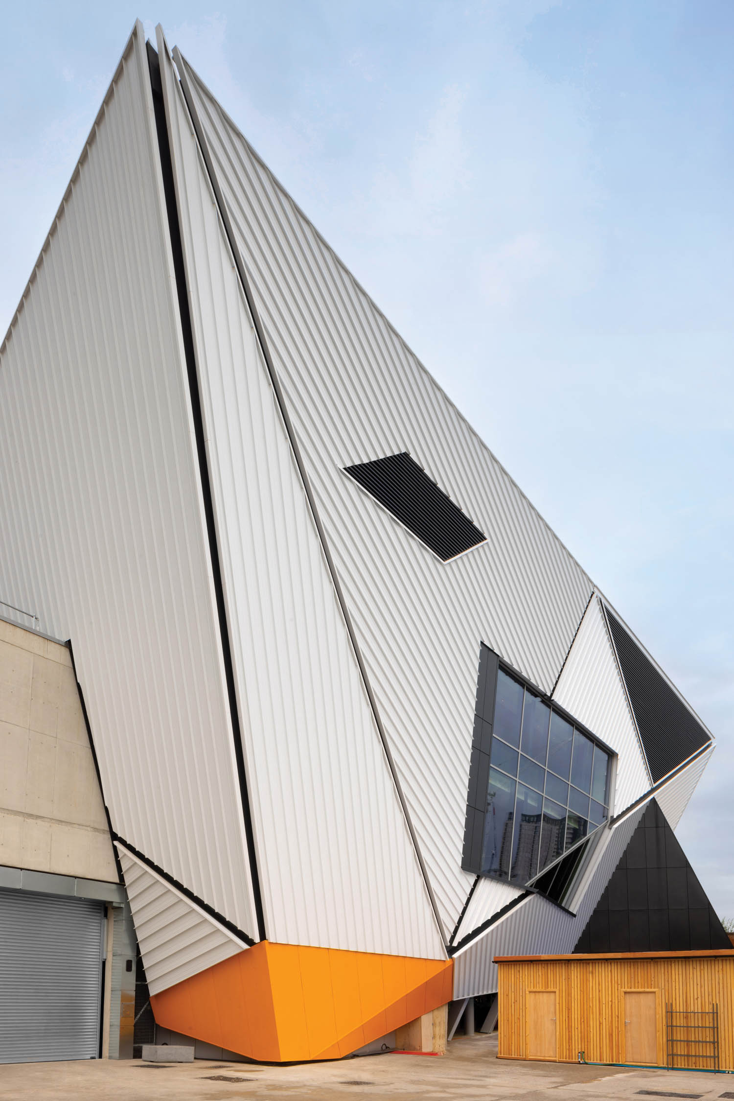 AvivaStudios外部新空间艺术、音乐和文化