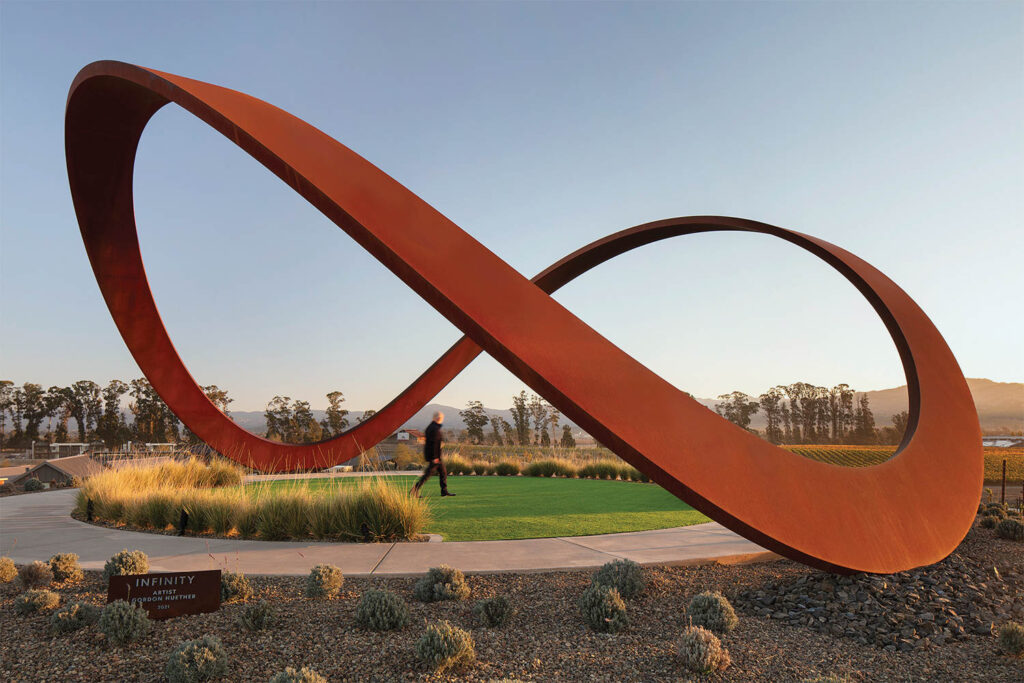 红色雕刻无限环游市公园