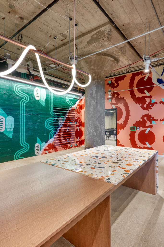 一张表木质和梯拉佐面由线线管灯照亮