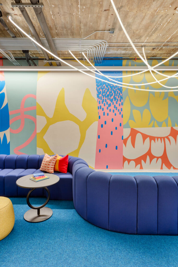 动态壁画线 靠近曲线蓝沙发