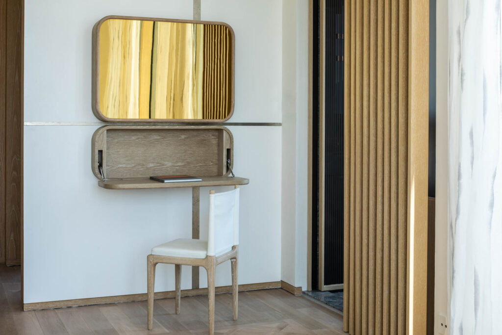 橡木桌下金调镜像