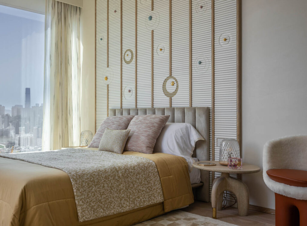 自定义橡树屏幕后顶楼公寓主床