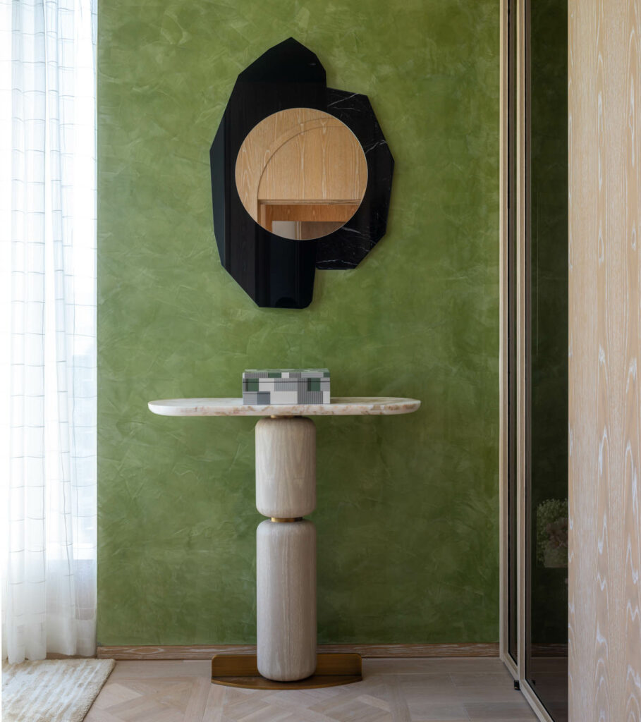 大理石板和橡树站对面绿墙