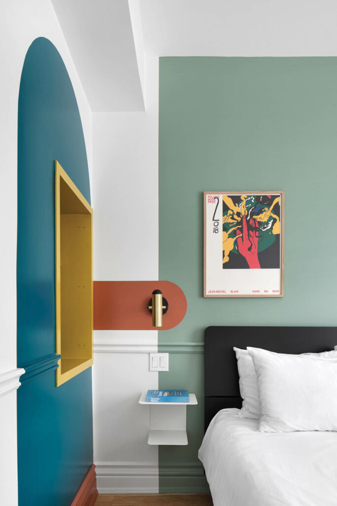 旅店卧室配有树绿墙和粗红口音