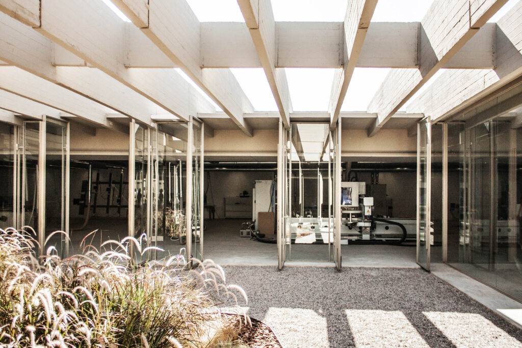 由Oscar Niemyer设计并翻新客房中心院