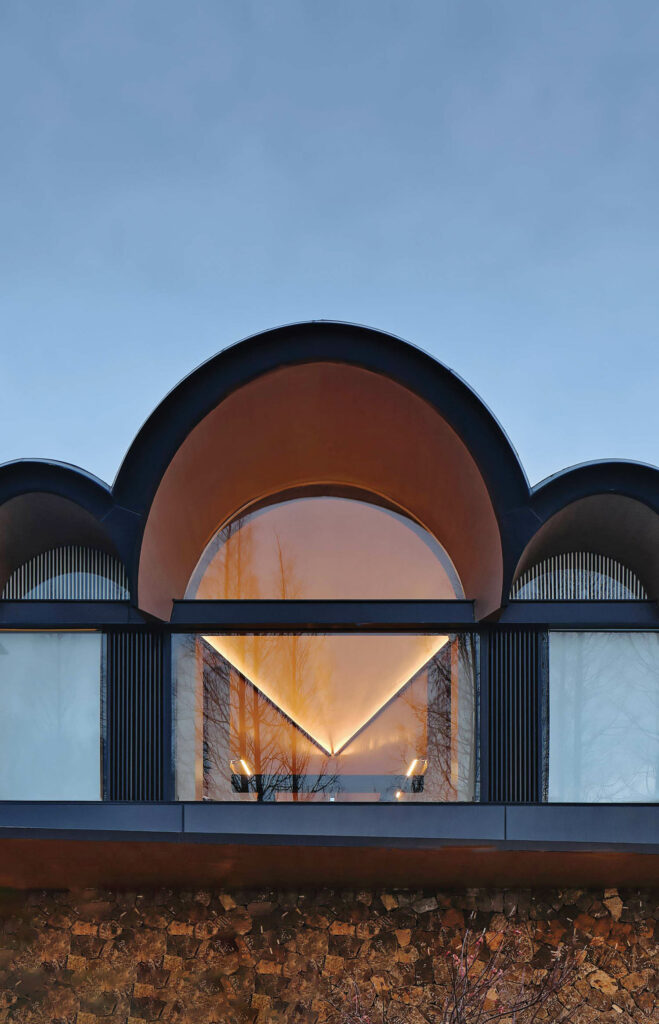 楼梯登陆自有窗墙和长椅