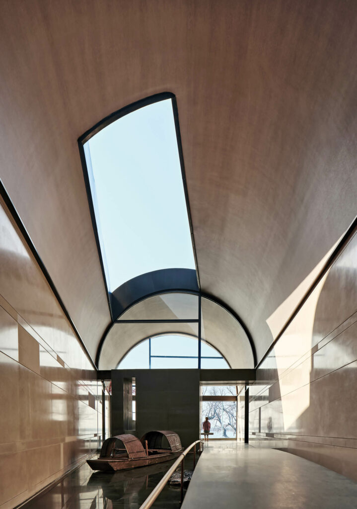 传统WUPEG游艇贴上水泥桥