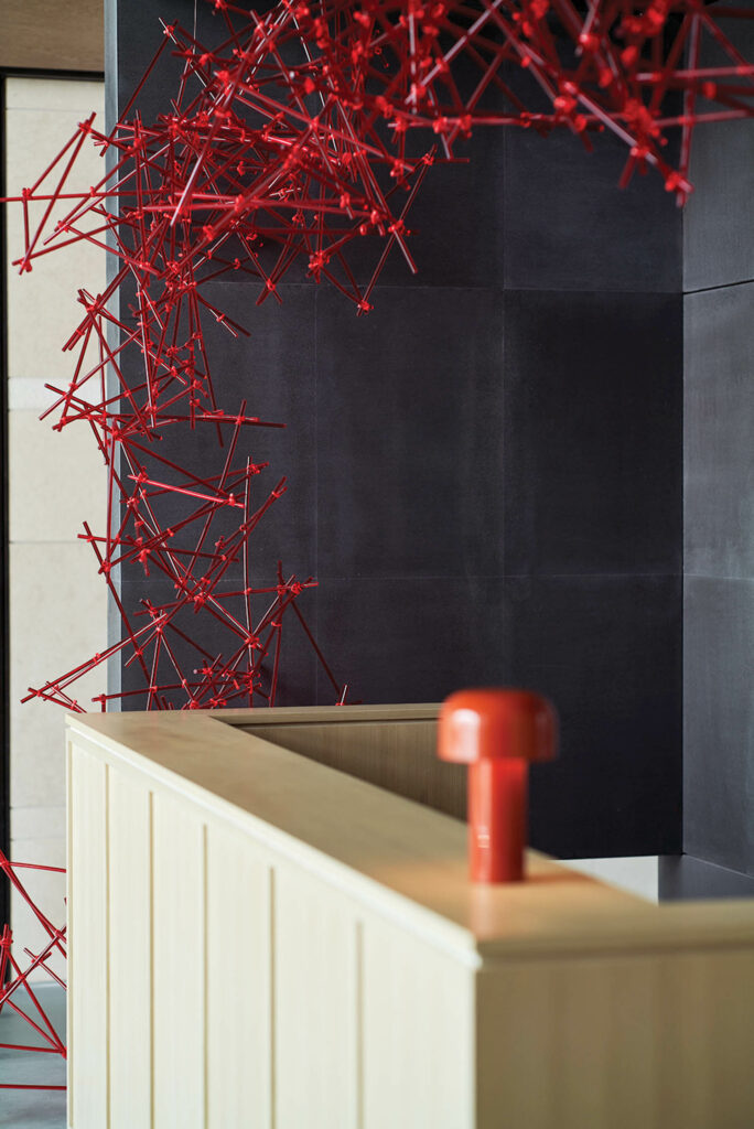 带红色细节的木头计数器