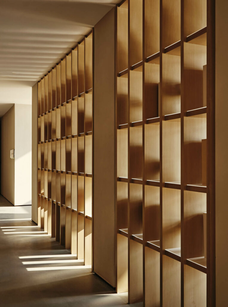 由木头搭建的一堵小洞悬架