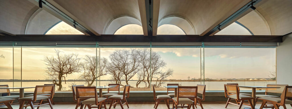 一家咖啡馆在冬季对面湖